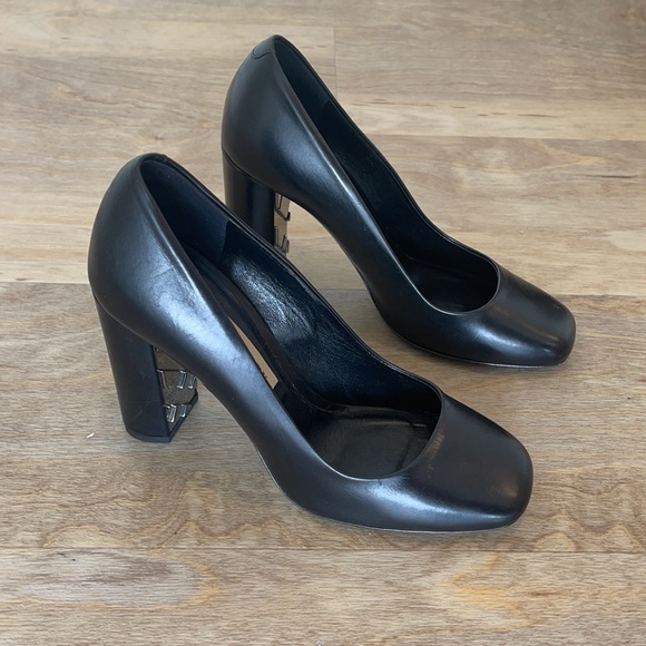 Burberry shoes - Picture 2 of 4